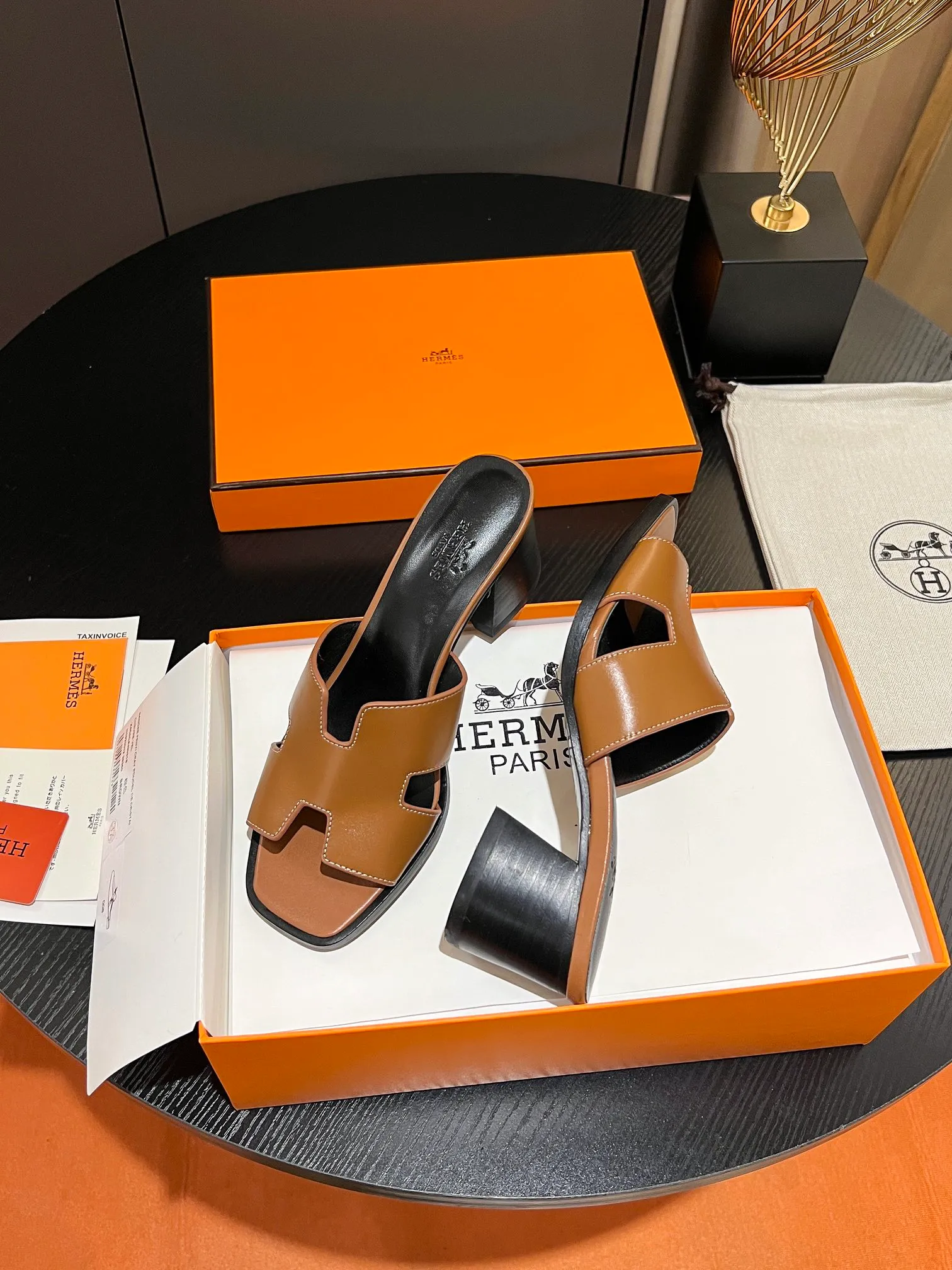 👟👟Ex-factory price 560👟👟 💋HERMES, thick heel series H slides, great looking on the feet! Original replica, synchronized at the counter. Upper material: advanced custom-made first-layer palm-print cowhide, inner padding sheepskin, and Italian genuine leather outsole. Multiple color options! Code number: 34-43 (34 41 42 43 is not returnable or exchangeable if customized)